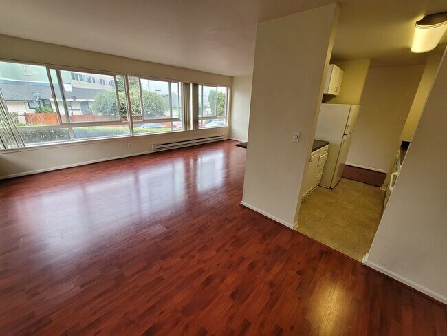 Building Photo - Spacious corner 2 bedroom unit. LOTS of li...
