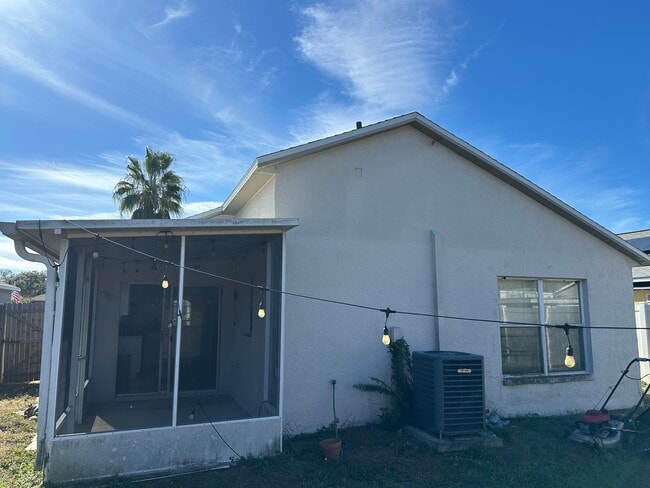 Foto del edificio - 6142 Lanshire Dr