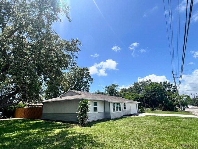 Foto del edificio - NEWLY RENOVATED 3 BEDROOM 2 BATH HOME- TIL...