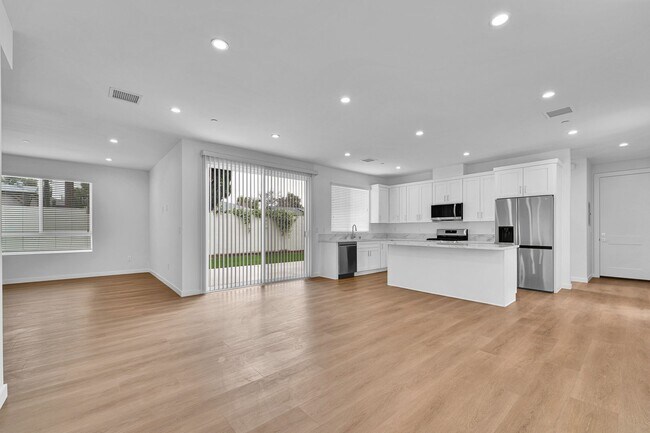 Foto del edificio - Modern Brand new 5-Bedroom Home for Lease ...