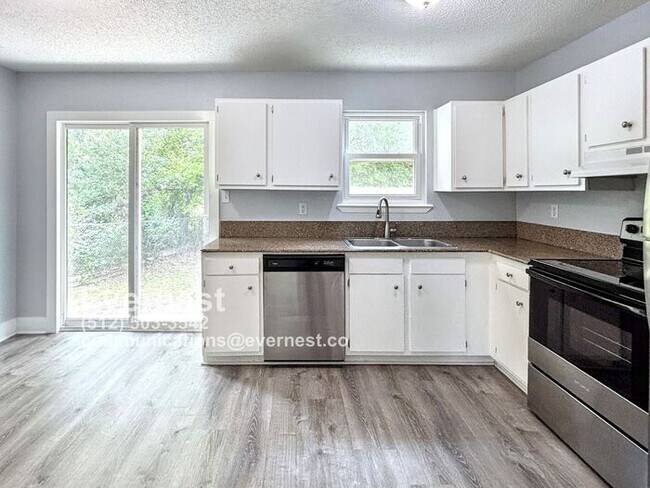 Building Photo - 2-Bedroom, 2-Bath Duplex with Easy Access ...