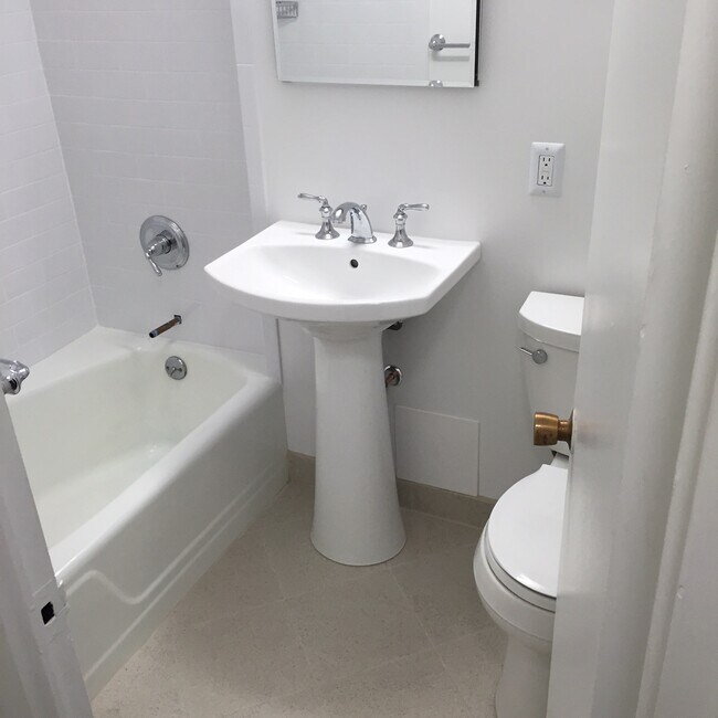 Baño - 444 Bedford Street
