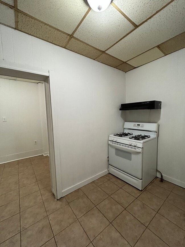 Building Photo - 730 W State St