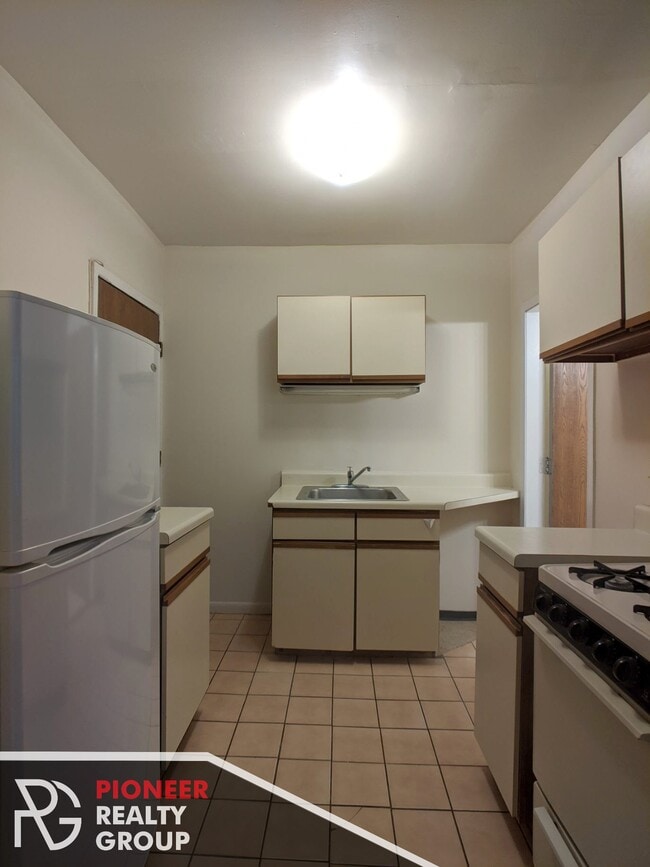 Building Photo - 814 W Cornelia Ave