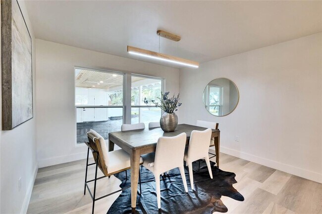 Building Photo - 9028 Balcones Club Dr