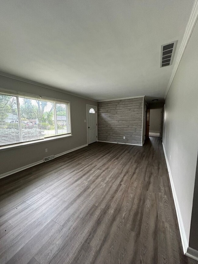 Building Photo - 3 Bedroom Available in Connersville!