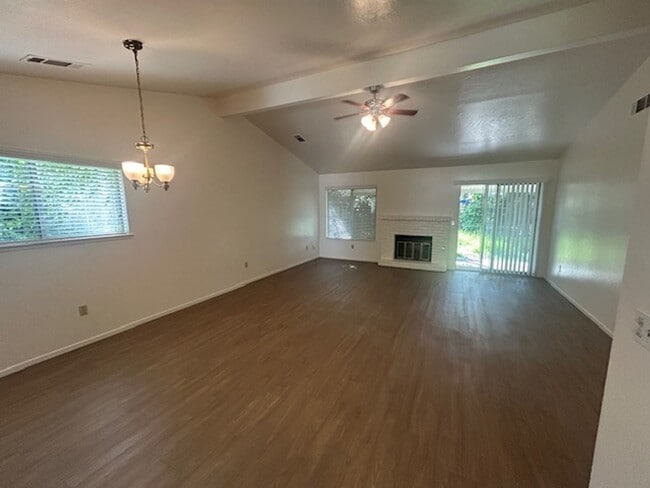 Foto del edificio - 3 bedroom 2 bath in central Visalia!