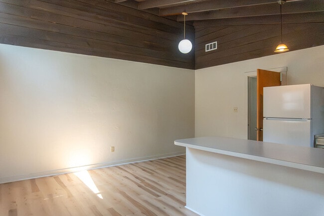 Building Photo - 1327 Linda Ann Dr