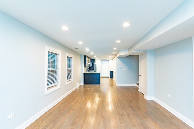 Building Photo - 2104 W 18th Plz