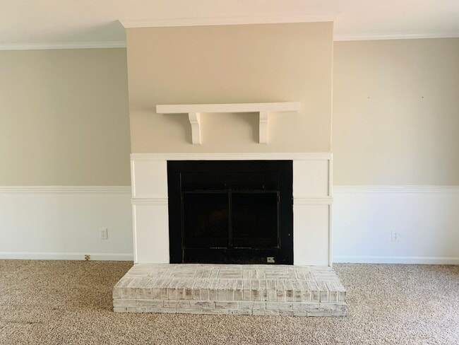 Building Photo - Welcome home! 3 bed, 2 full baths, 2 car g...