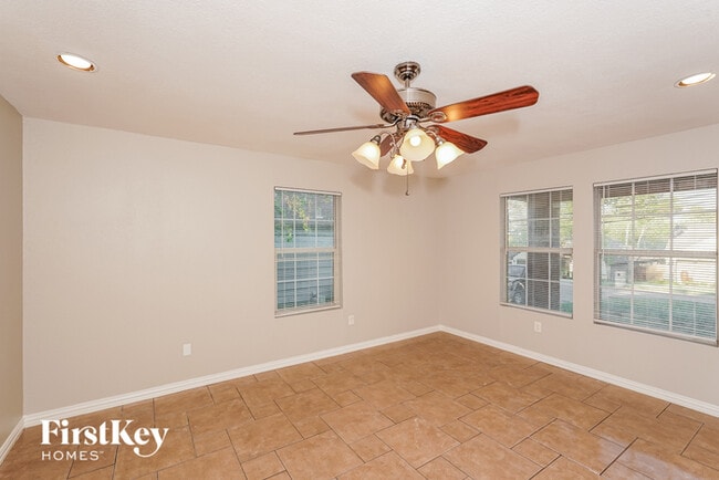 Building Photo - 916 Meadow Park Dr