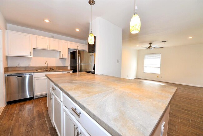 Foto del edificio - 7605 Carriage Dr