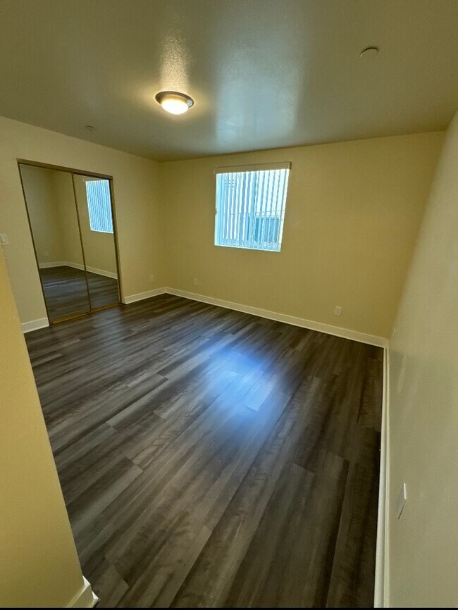 Foto del edificio - 617, 617 1/2, 619 W 83rd St.