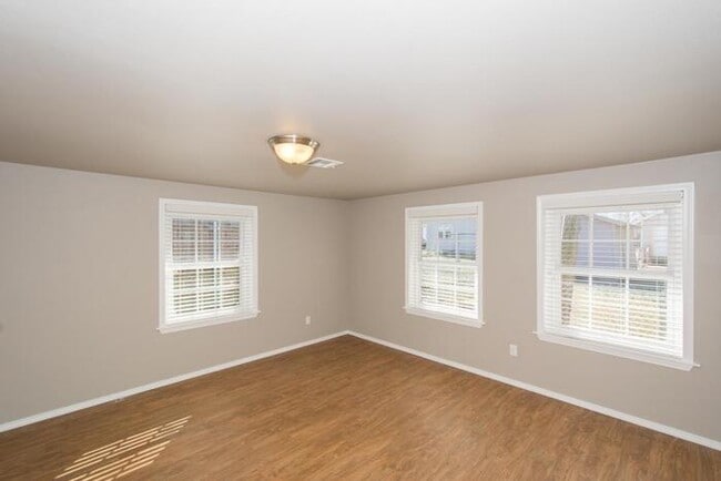 Building Photo - 1/1 Retreat! Very Spacious Open Floor Plan!