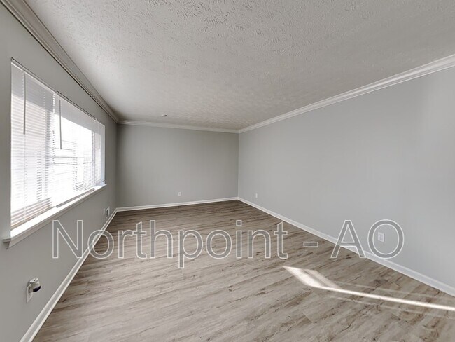 Foto del edificio - 3901 Rockcrest Ct