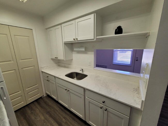 Foto del edificio - 4055 Puritan Ave