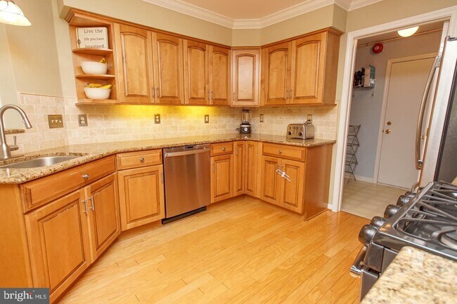 Foto del edificio - 1610 Mayfield Cir