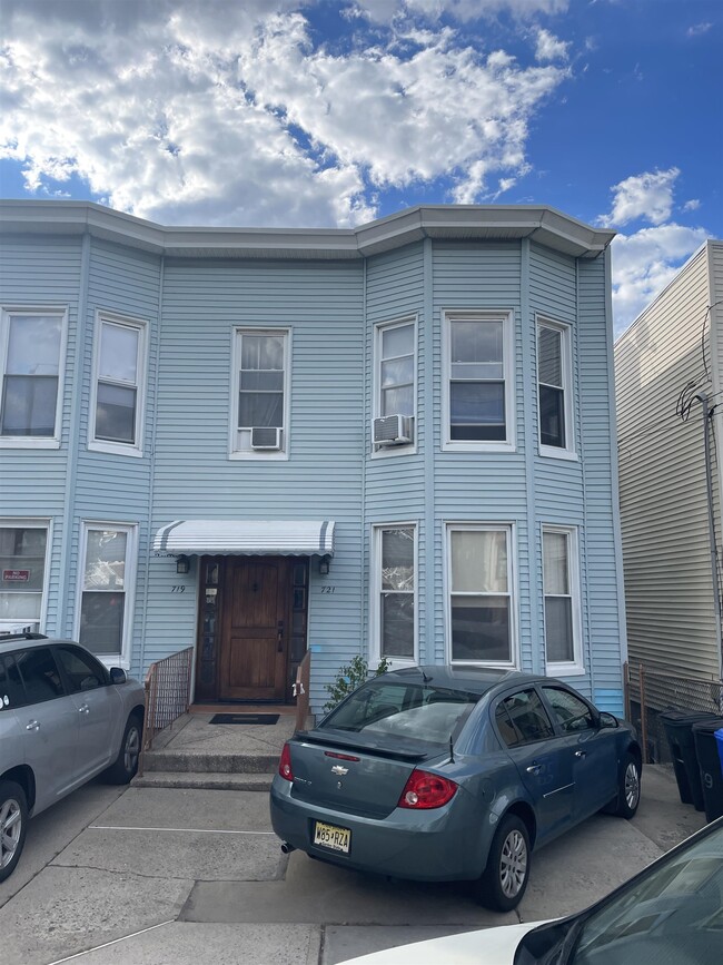 Building Photo - 719 Columbia Ave
