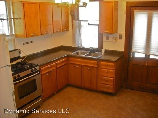 Building Photo - 220 S Prairie Ave