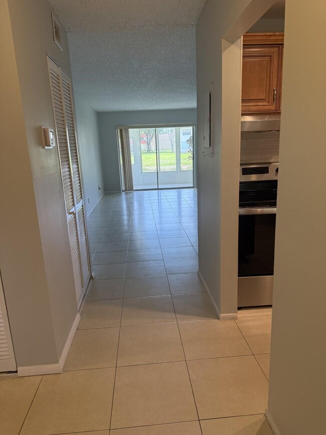 Building Photo - 142 Lake Barbara Dr