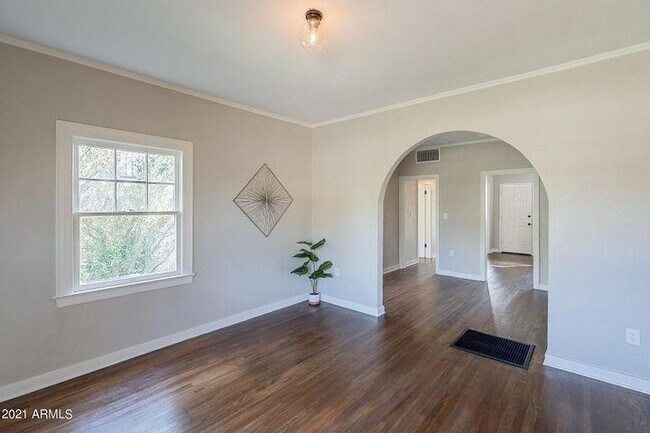 Front/Living room view towards dining room - 91 W Willetta St
