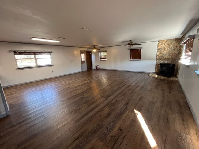 Building Photo - Spacious 3-Bedroom home with Huge Fenced Yard & Pole Barn – Live Oak, FL