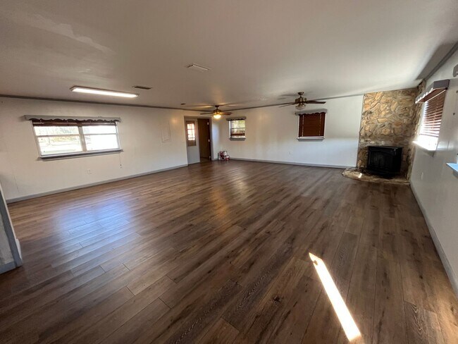 Foto del edificio - Spacious 3-Bedroom home with Huge Fenced Yard & Pole Barn – Live Oak, FL