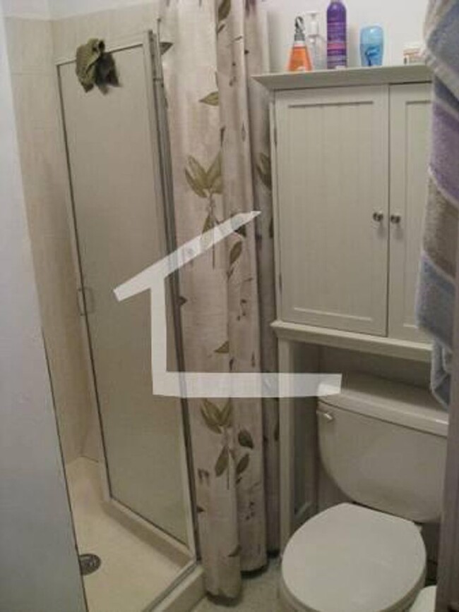 Building Photo - Beautiful 4 bed in Washington Square!