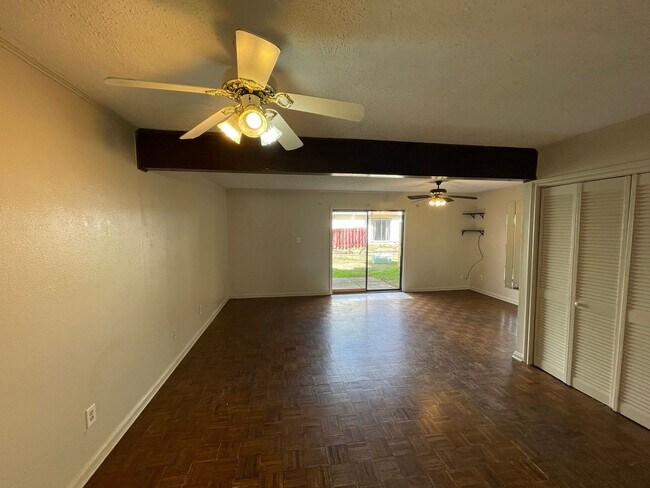 Foto del edificio - 2 bedroom 1 1/2 bath condominium