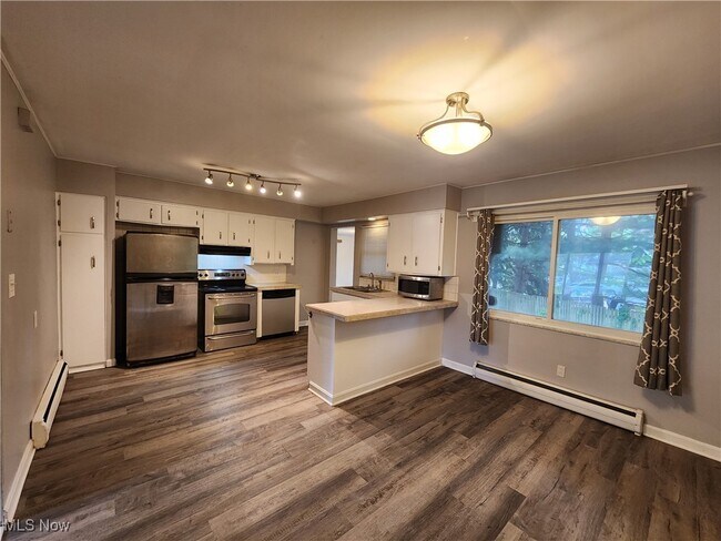 Building Photo - 3032 Englewood Dr