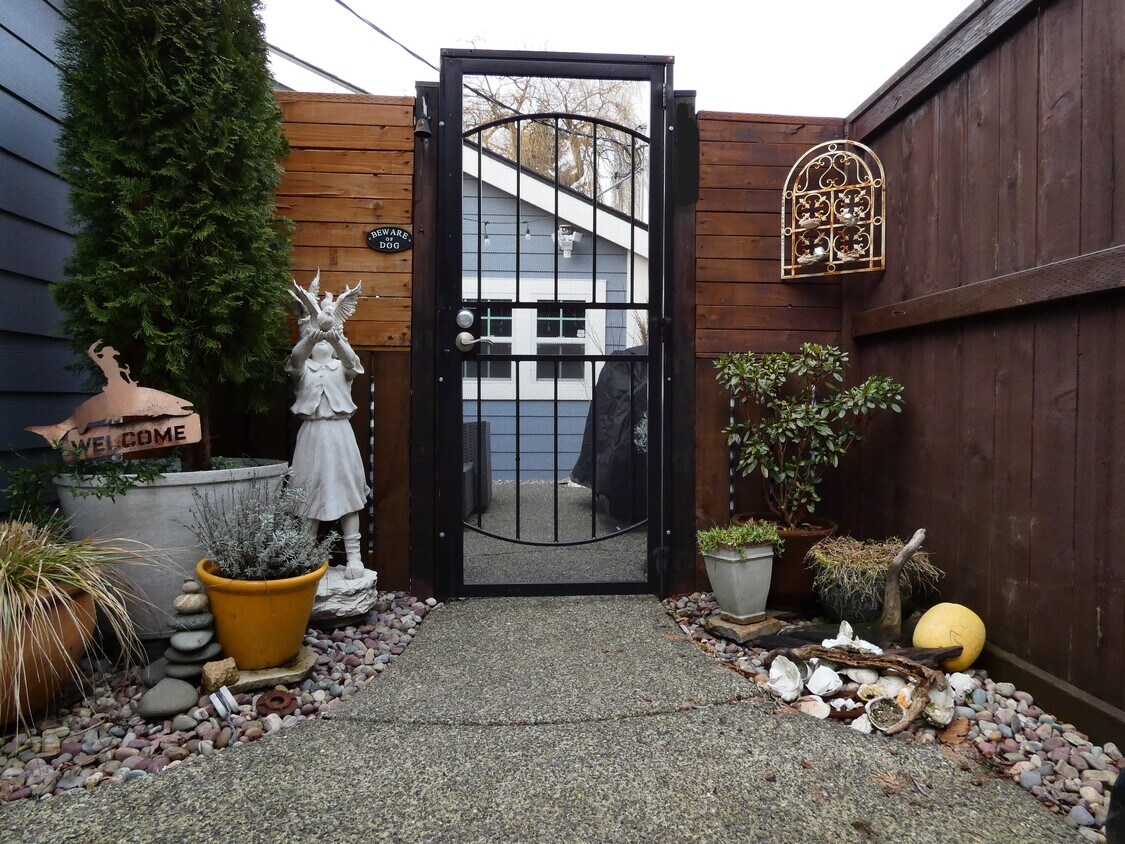 Primary Photo - 816 Ferry St SW