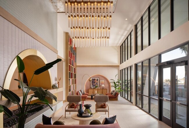 Techos altos, detalles desérticos seleccionados y espacios llenos de luz marcan el tono en Modera Rio Salado. - Modera Rio Salado