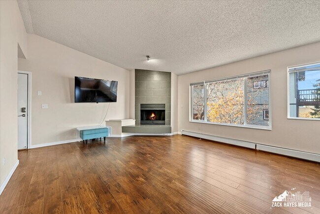 Building Photo - 928 E 10th Ave