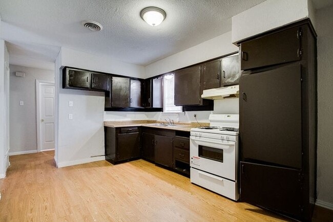 Building Photo - No Application Fees* $500 off 1st months r...