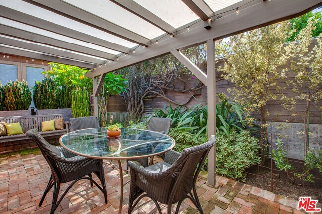 Foto del edificio - 927 1/2 Victoria Ave