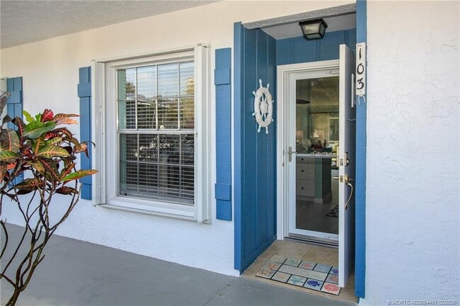 Building Photo - 1858 SW Palm City Rd