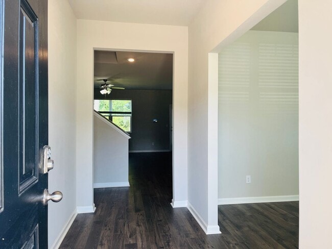 Foto del edificio - WOW! This 5 bedroom, 3 full bathroom home ...
