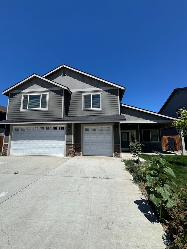 Primary Photo - Spacious 5-Bedroom Home with Bonus Living ...