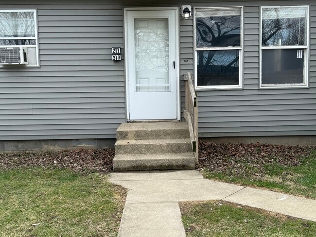 Building Photo - 2133 E Forest Dr