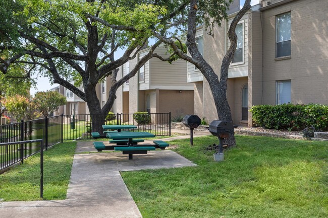 Barbacoa al aire libre en Chevy Chase en Austin, TX 78752 - Chevy Chase