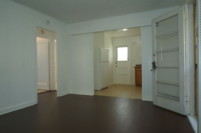 Building Photo - Convenient Moiliili 2 Bedroom, 1 Bathroom ...