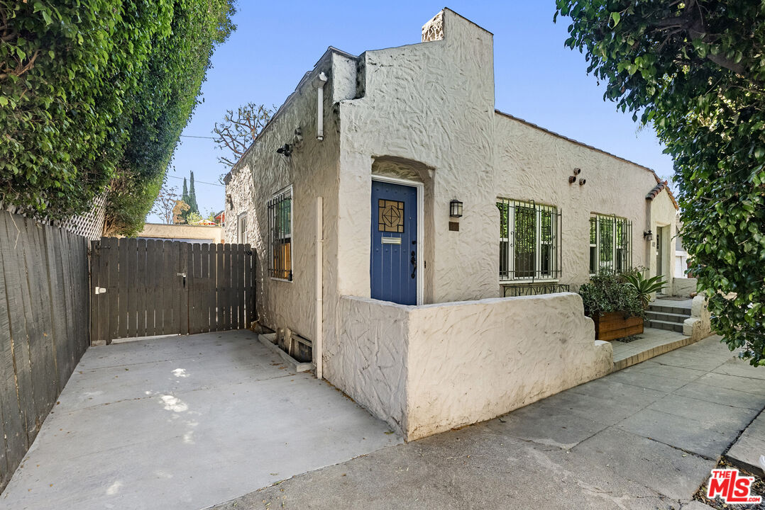 Foto principal - 7558 Willoughby Ave