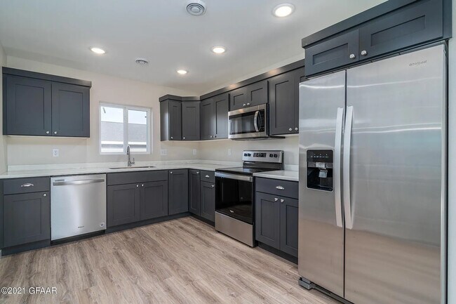 Building Photo - 895 Thames Ct