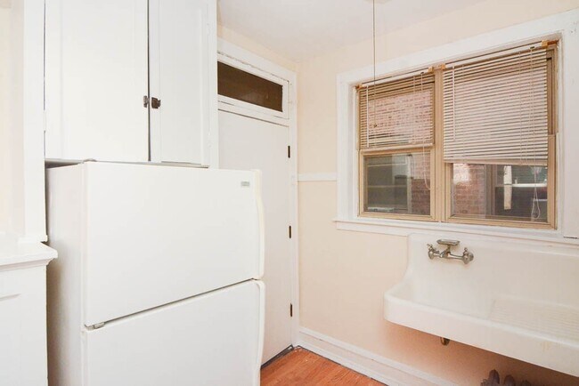 Building Photo - 4321 N Paulina