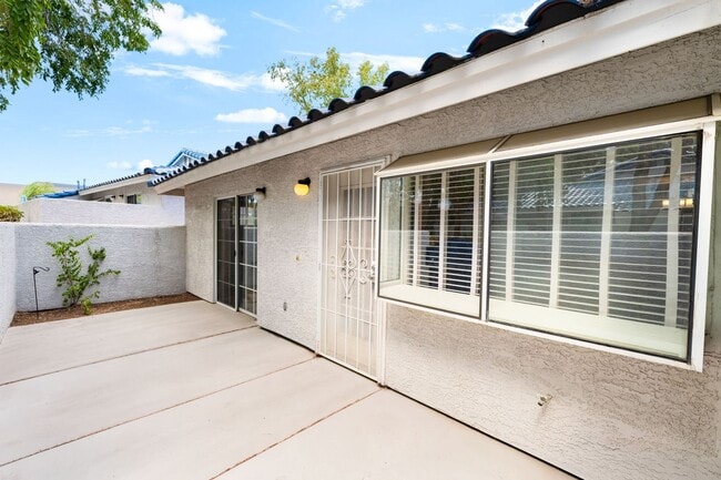 Building Photo - Single Story  2 bedroom and 2 bathroom Con...