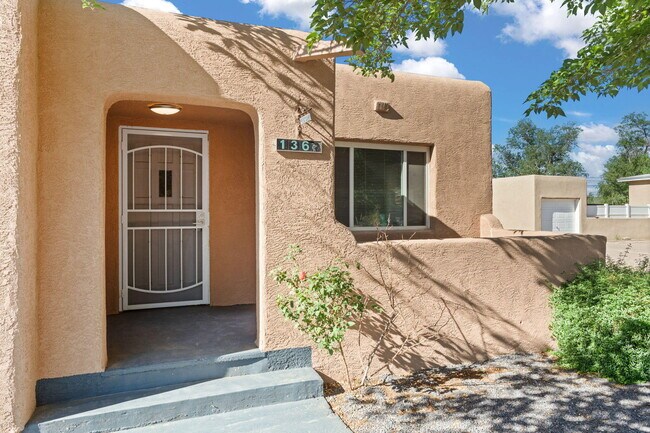 Foto del edificio - 136 Velarde Rd NW