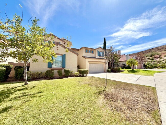 Foto del edificio - Spacious 3 Bedroom Home with Loft, Large Backyard & 2 Car Garage