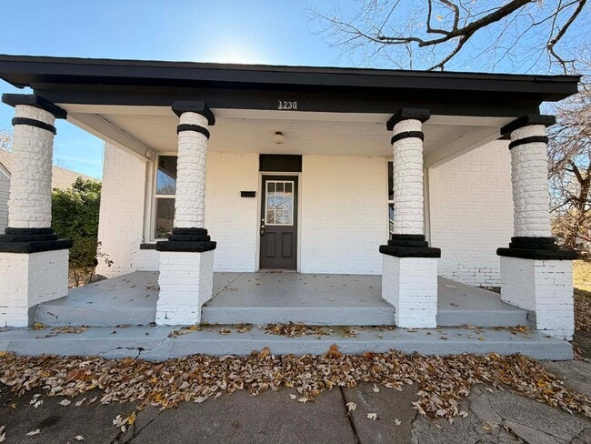 Building Photo - COMING SOON: CUTE UPDATED 2 BEDROOM /  2 B...