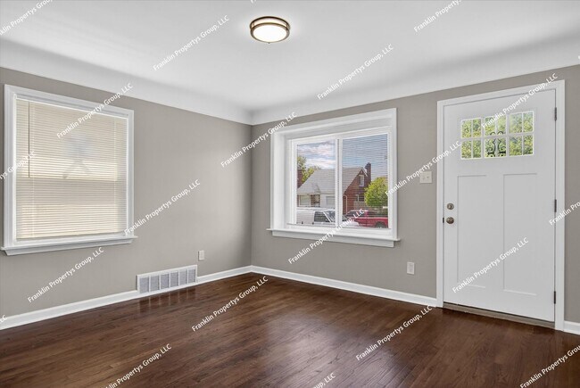 Foto del edificio - Fully Renovated 3-Bedroom Brick Bungalow in Detroit, 48235