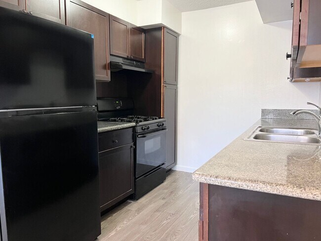 Foto del edificio - 1 Bed 1 Bath Pacific Beach Apartments